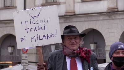 Scene from Milano, lavoratori dello spettacolo in piazza della Scala: "Abbandonati, nessuno ci considera"