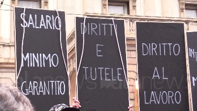 Scene from Milano, lavoratori dello spettacolo in piazza della Scala: "Abbandonati, nessuno ci considera"