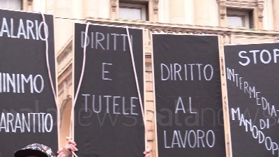 Scene from Milano, lavoratori dello spettacolo in piazza della Scala: "Abbandonati, nessuno ci considera"