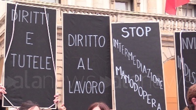 Scene from Milano, lavoratori dello spettacolo in piazza della Scala: "Abbandonati, nessuno ci considera"