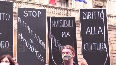 Scene from Milano, lavoratori dello spettacolo in piazza della Scala: "Abbandonati, nessuno ci considera"