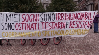 Scene from Milano, lavoratori dello spettacolo in piazza della Scala: "Abbandonati, nessuno ci considera"