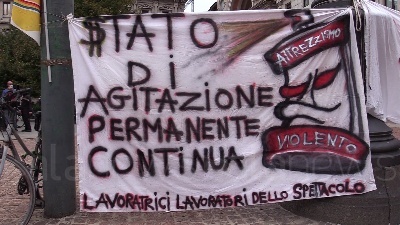 Scene from Milano, lavoratori dello spettacolo in piazza della Scala: "Abbandonati, nessuno ci considera"