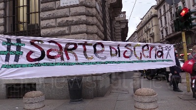 Scene from Milano, lavoratori dello spettacolo in piazza della Scala: "Abbandonati, nessuno ci considera"