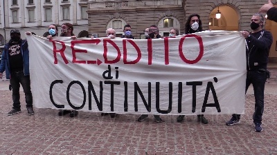 Scene from Milano, lavoratori dello spettacolo in piazza della Scala: "Abbandonati, nessuno ci considera"