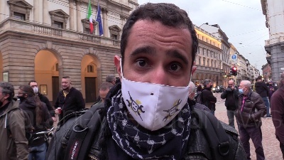 Scene from Milano, lavoratori dello spettacolo in piazza della Scala: "Abbandonati, nessuno ci considera"