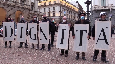 Scene from Milano, lavoratori dello spettacolo in piazza della Scala: "Abbandonati, nessuno ci considera"