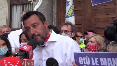 Scene from Coronavirus, Salvini: "Italiani non possono essere tenuti sotto sequestro per altri mesi"