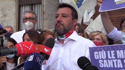 Scene from Coronavirus, Salvini: "Italiani non possono essere tenuti sotto sequestro per altri mesi"