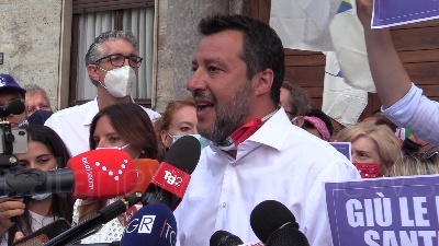 Scene from Coronavirus, Salvini: "Italiani non possono essere tenuti sotto sequestro per altri mesi"