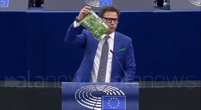 Scene from Ciocca (Lega) mostra al Pe una busta di insalata: "UE non è credibile"