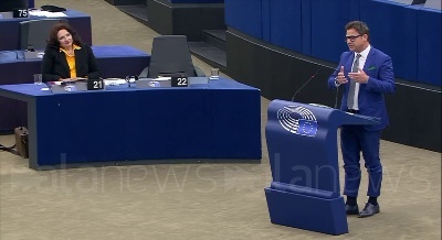 Scene from Ciocca (Lega) mostra al Pe una busta di insalata: "UE non è credibile"