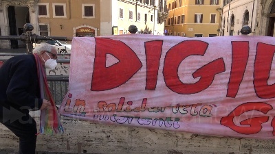 Scene from Migranti, continua il digiuno di Padre Alex per i morti in mare