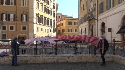 Scene from Migranti, continua il digiuno di Padre Alex per i morti in mare