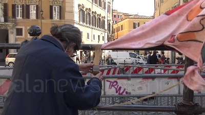 Scene from Migranti, continua il digiuno di Padre Alex per i morti in mare