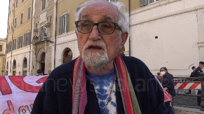Scene from Migranti, continua il digiuno di Padre Alex per i morti in mare