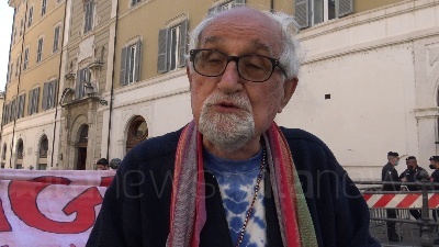 Scene from Migranti, continua il digiuno di Padre Alex per i morti in mare