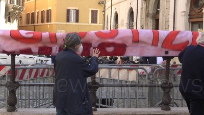 Scene from Migranti, continua il digiuno di Padre Alex per i morti in mare