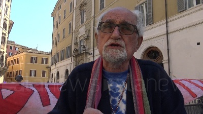 Scene from Migranti, continua il digiuno di Padre Alex per i morti in mare