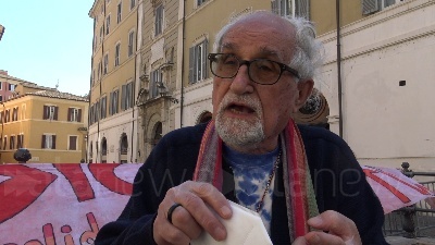 Scene from Migranti, continua il digiuno di Padre Alex per i morti in mare