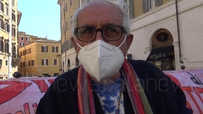 Scene from Migranti, continua il digiuno di Padre Alex per i morti in mare
