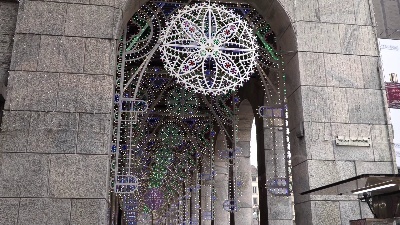 Scene from ARCHIVIO - Dicembre 2018, Milano: Duomo + persone di colore + Inter store