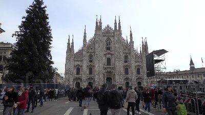 Scene from ARCHIVIO - Dicembre 2018, Milano: Duomo + persone di colore + Inter store