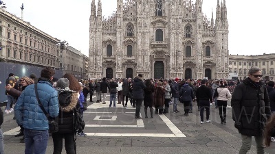 Scene from ARCHIVIO - Dicembre 2018, Milano: Duomo + persone di colore + Inter store