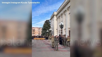 Scene from A Kherson issata la bandiera ucraina, Zelensky canta l'inno
