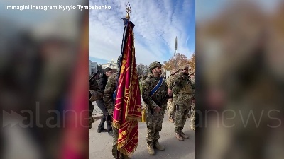 Scene from A Kherson issata la bandiera ucraina, Zelensky canta l'inno