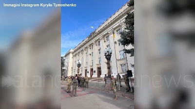Scene from A Kherson issata la bandiera ucraina, Zelensky canta l'inno