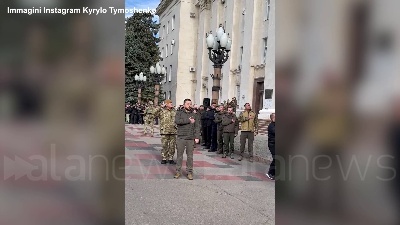 Scene from A Kherson issata la bandiera ucraina, Zelensky canta l'inno