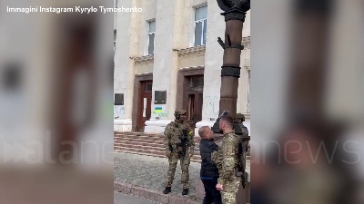 Scene from A Kherson issata la bandiera ucraina, Zelensky canta l'inno