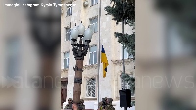 Scene from A Kherson issata la bandiera ucraina, Zelensky canta l'inno