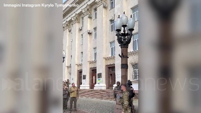 Scene from A Kherson issata la bandiera ucraina, Zelensky canta l'inno