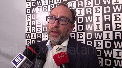 Scene from Jimmy Wales, Wikipedia: "Governi investano in educazione"