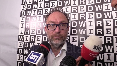 Scene from Jimmy Wales, Wikipedia: "Governi investano in educazione"
