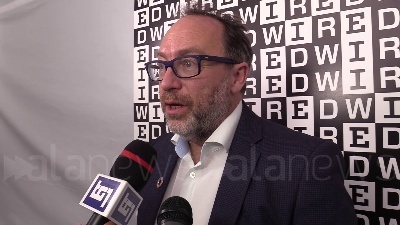 Scene from Jimmy Wales, Wikipedia: "Governi investano in educazione"