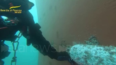 Scene from Maxi-sequestro di cocaina a Venezia, 850 kg su una nave in rada