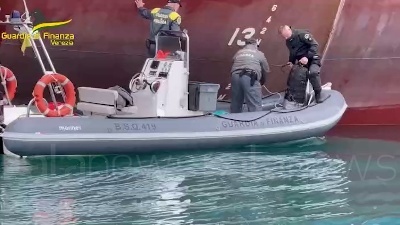 Scene from Maxi-sequestro di cocaina a Venezia, 850 kg su una nave in rada