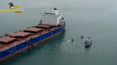 Scene from Maxi-sequestro di cocaina a Venezia, 850 kg su una nave in rada