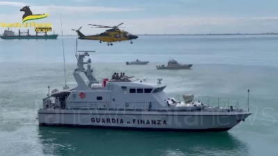 Scene from Maxi-sequestro di cocaina a Venezia, 850 kg su una nave in rada