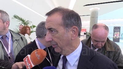 Scene from Autonomia, Sala: "Commissione? Passo necessario"