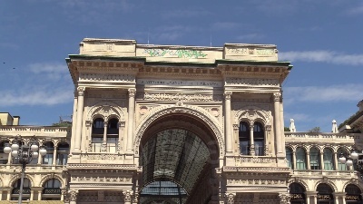 Scene from Milano, writer vandalizzano la Galleria Vittorio Emanuele II