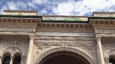 Scene from Milano, writer vandalizzano la Galleria Vittorio Emanuele II