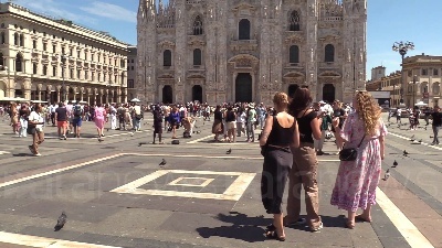Scene from Milano, writer vandalizzano la Galleria Vittorio Emanuele II