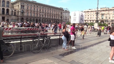 Scene from Milano, writer vandalizzano la Galleria Vittorio Emanuele II