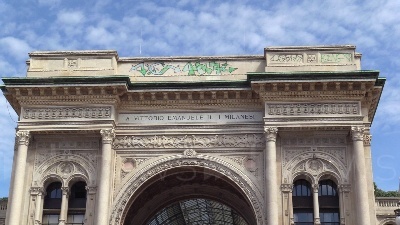 Scene from Milano, writer vandalizzano la Galleria Vittorio Emanuele II