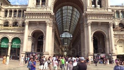 Scene from Milano, writer vandalizzano la Galleria Vittorio Emanuele II