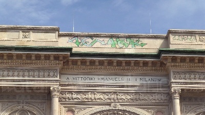 Scene from Milano, writer vandalizzano la Galleria Vittorio Emanuele II